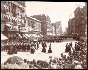 Policie na pochodu v newyorské policejní přehlídce, New York, 1898 (stříbrný želatinový potisk)